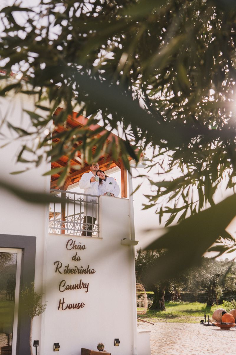 Sala de estar com lareira tradicional em casa rural Fundão