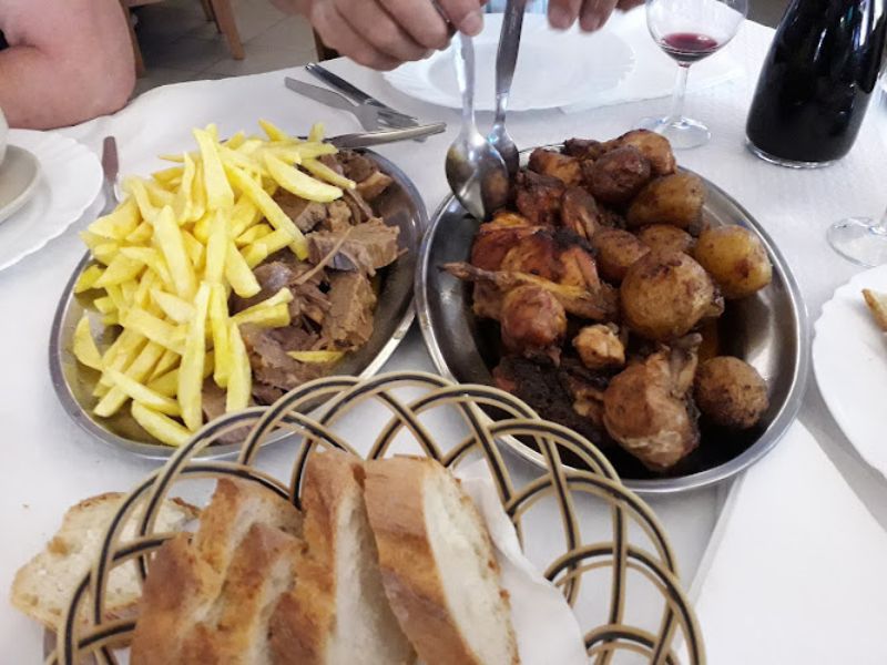 Mesa de cabeceira com candeeiro e flores secas