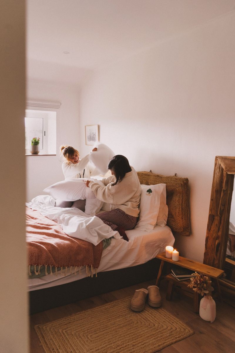 Interior da Suite Cerejeira com cama de casal e luz natural