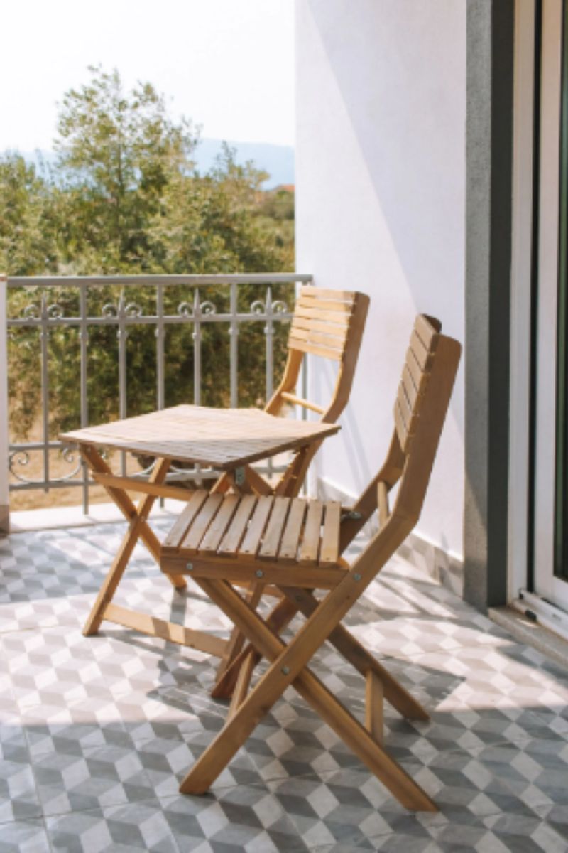 Varanda privada da Suite Oliveira com vista para a piscina e olival