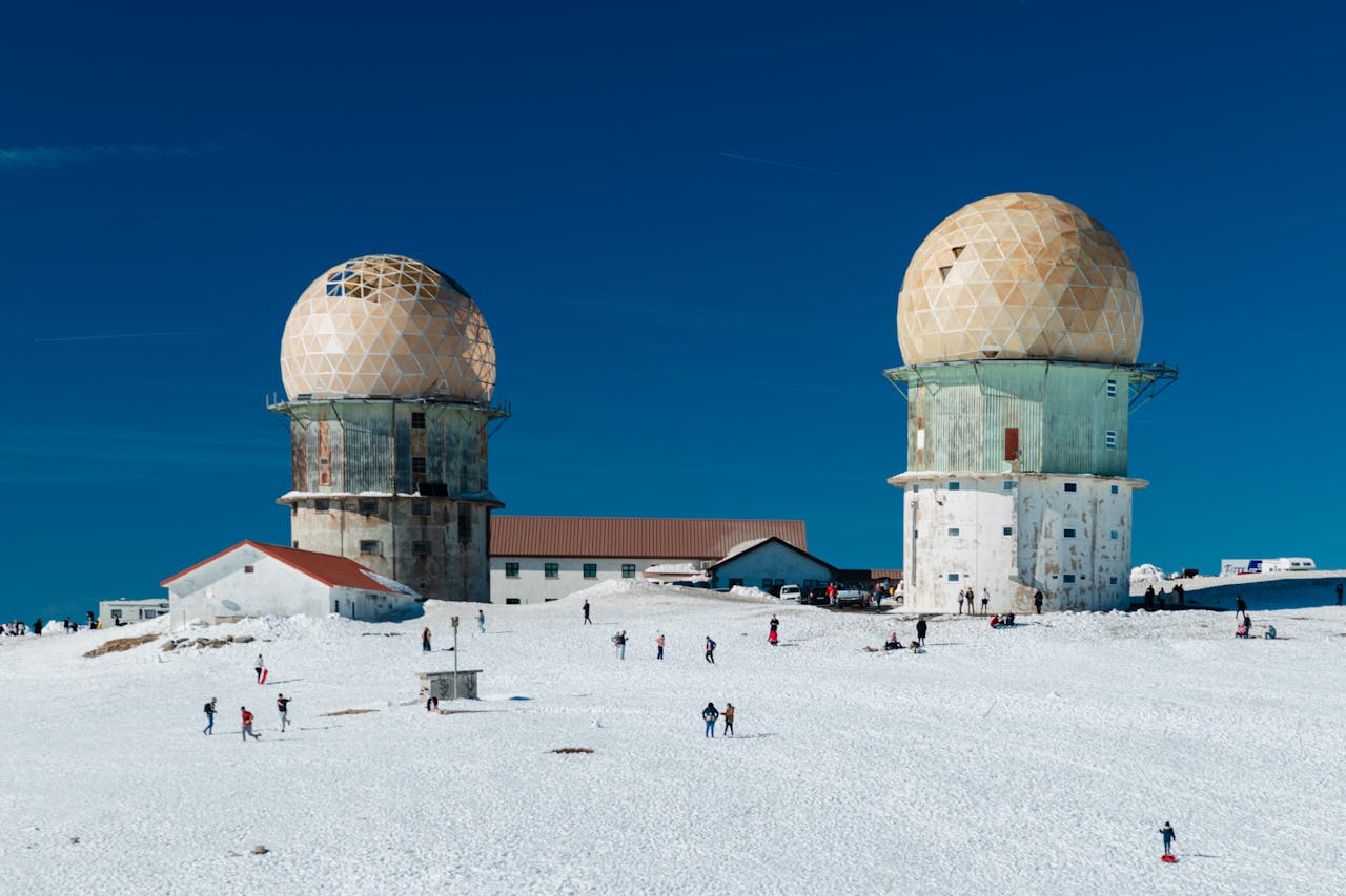 Paisagem rochosa da Serra da Estrela com lagoa